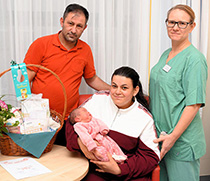 Papa Muslim Shamsa, Mama Rahima Ismaail mit Baby Rojda im Arm sowie Hebamme und Geburtsbegleiterin Nadine Mendel.